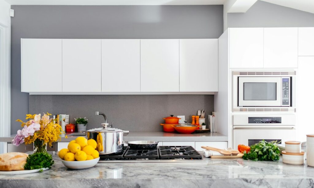 Kitchen worktop finished with a marble-effect epoxy countertop kit