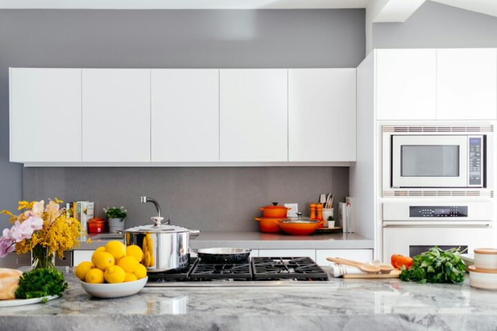 Kitchen worktop finished with a marble-effect epoxy countertop kit